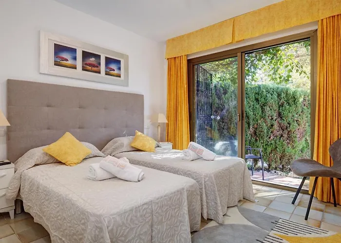 Villa With Private Pool And Garden In Marbella